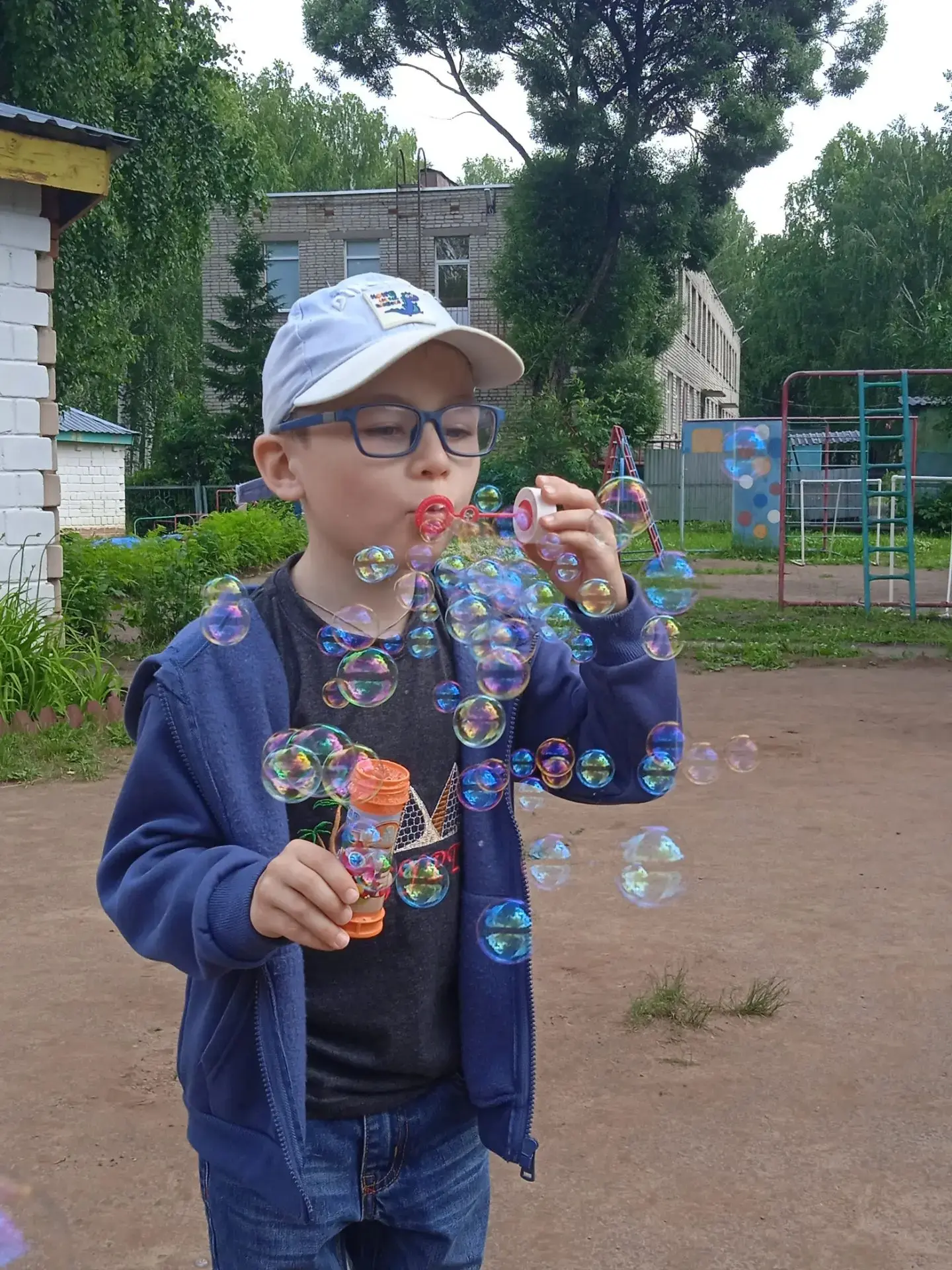 🎉.  В нашем детском саду прошел чудесный праздник мыльных пузырей 🫧.
🫧 Раз, два, три -
Я пускаю п