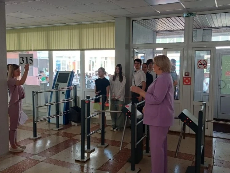 Выпускники школ Тамбовской области пишут ЕГЭ по обществознанию и физике

ЕГЭ по обществознанию сдают