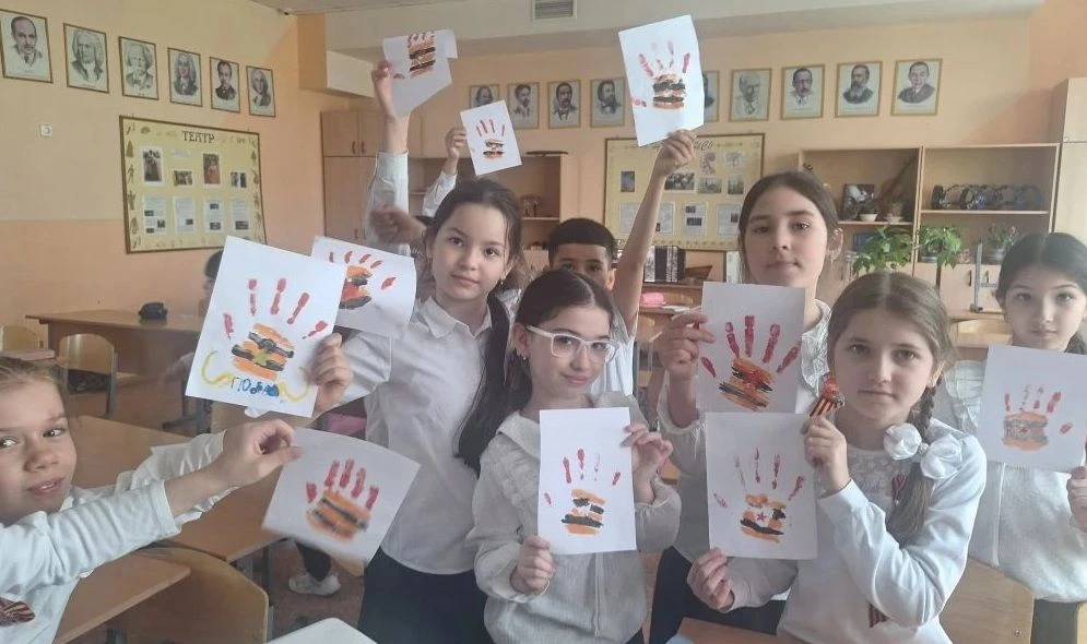 «Маленькие ладошки — большая память!» Учащиеся 2 «Г» класса приняли участие в трогательной акции, пр