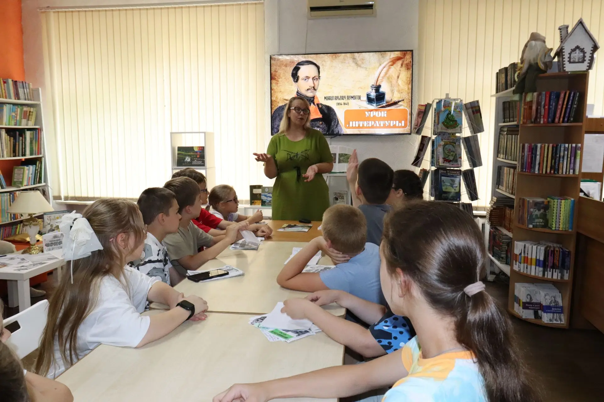 💥На завершающем занятии летней Школы юных краеведов «ИСКРА» ребята под руководством библиотекаря об