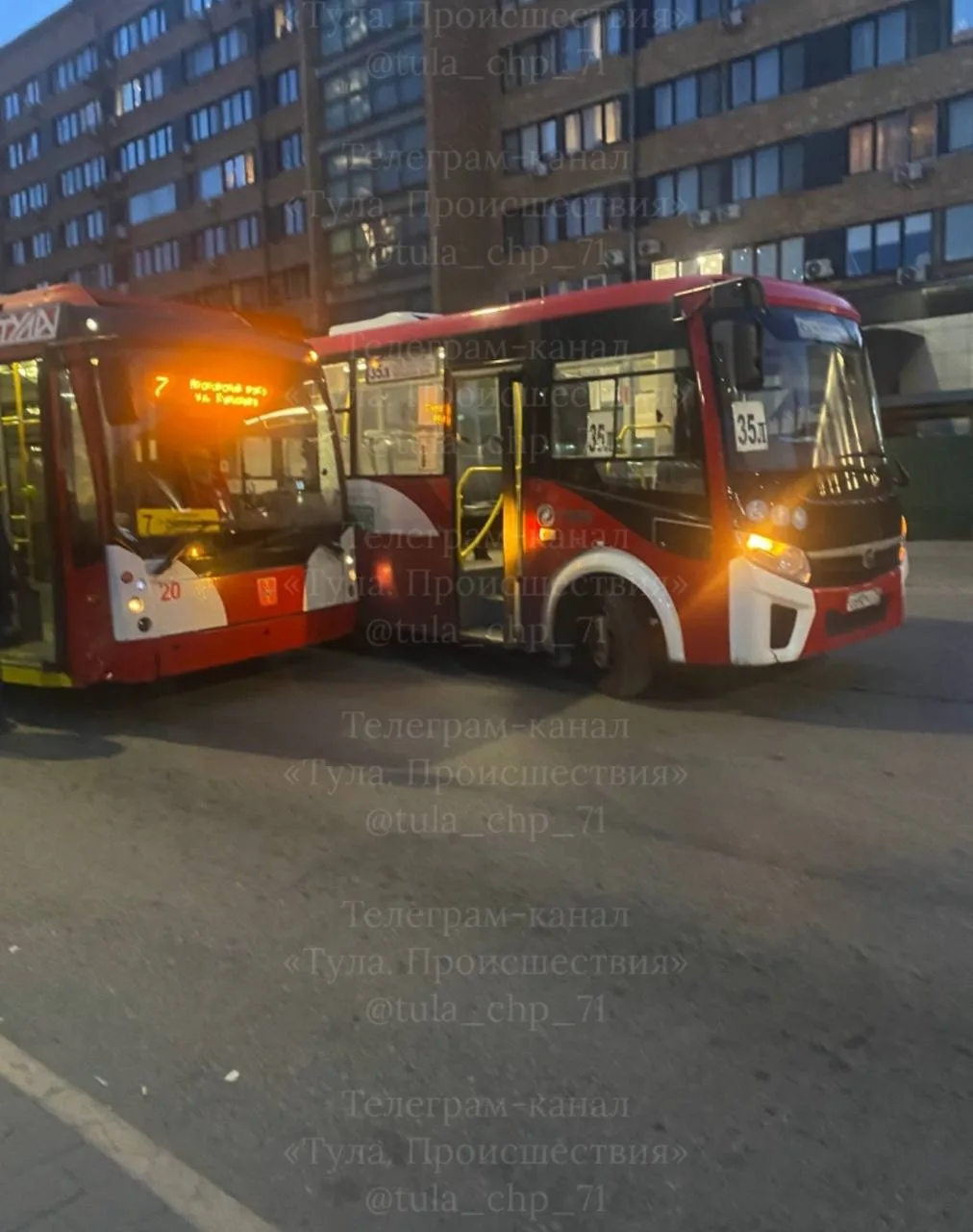 На Московском вокзале столкнулись 35л и 7 троллейбус.