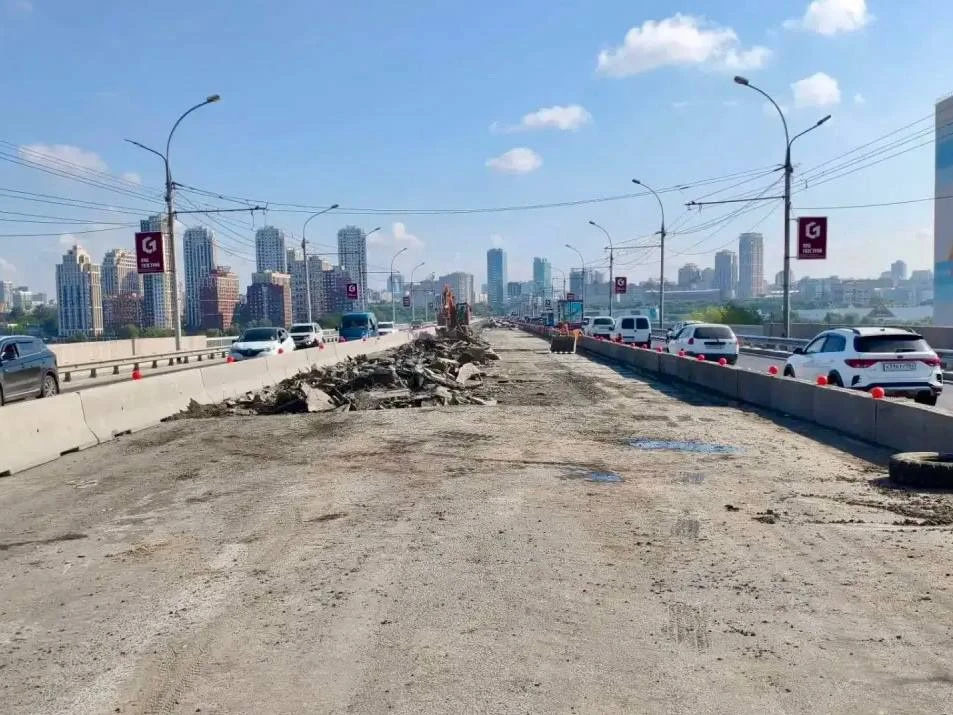 🌉 На Димитровском мосту начался новый этап ремонта.

Подрядчики приступили к замене асфальта на цен