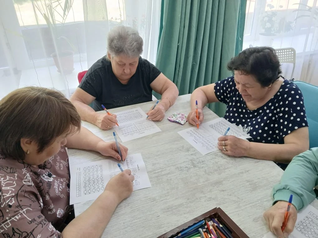 📍Прошло занятие психолога, где в удовольствием  занимались наши бабушки.
Обведение предметов двумя 