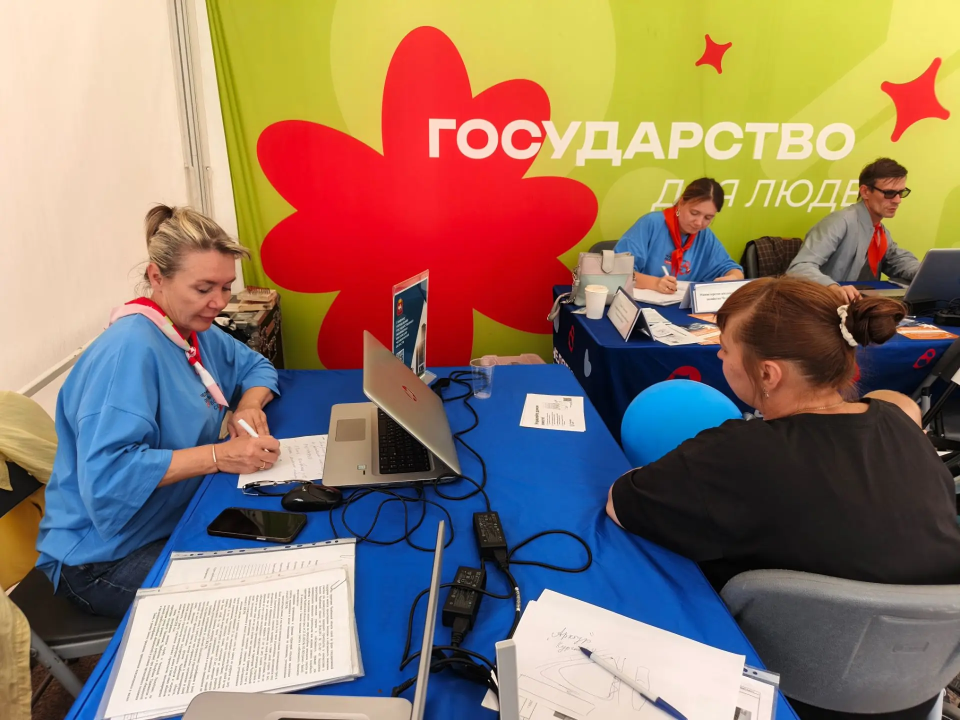 В шатре ЖКХ сегодня многолюдно. Жители обращаются с наболевшими вопросами:  содержание ...