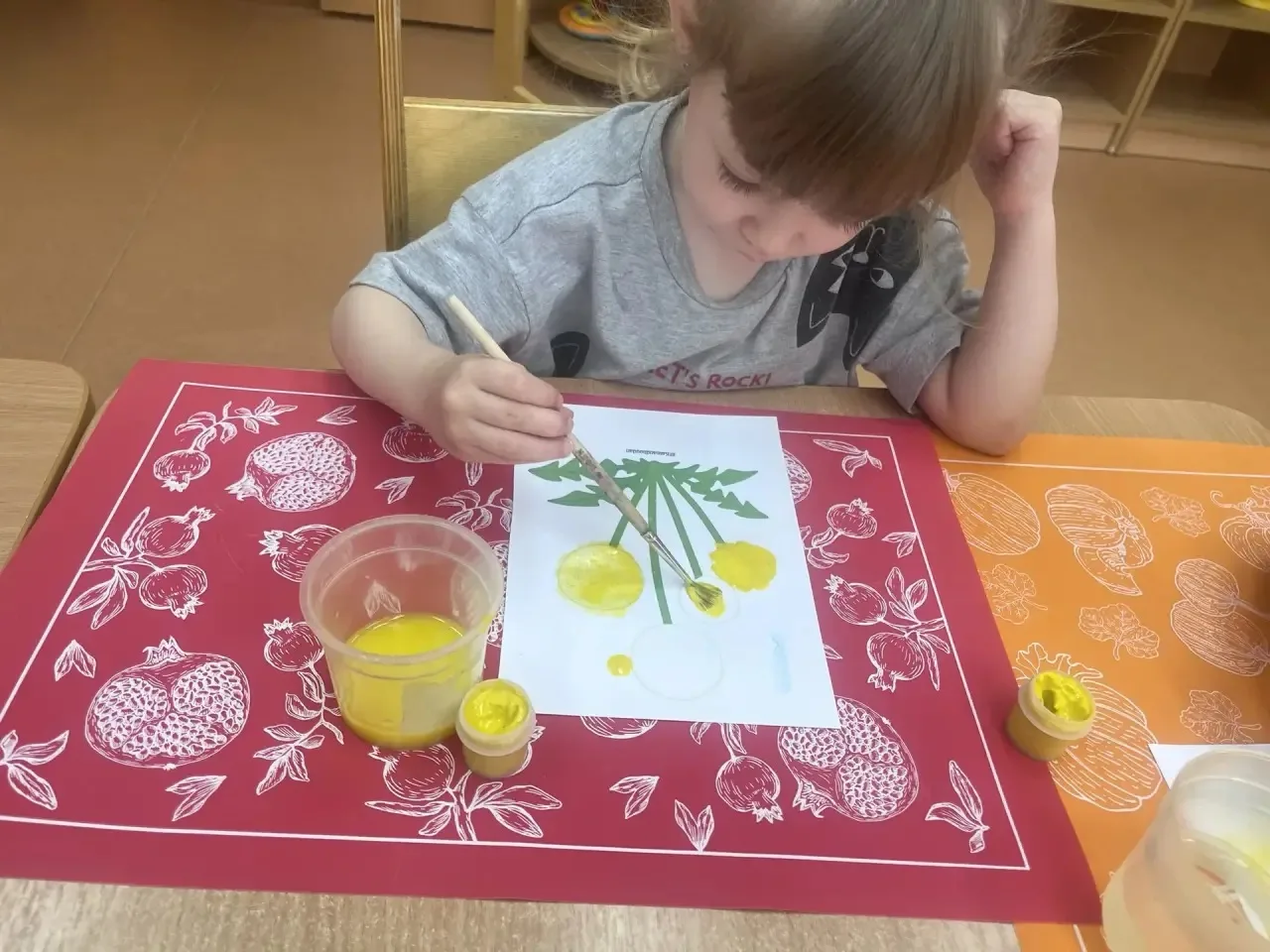 🌼 В группе «Весёлые крабики» расцвела целая полянка одуванчиков!