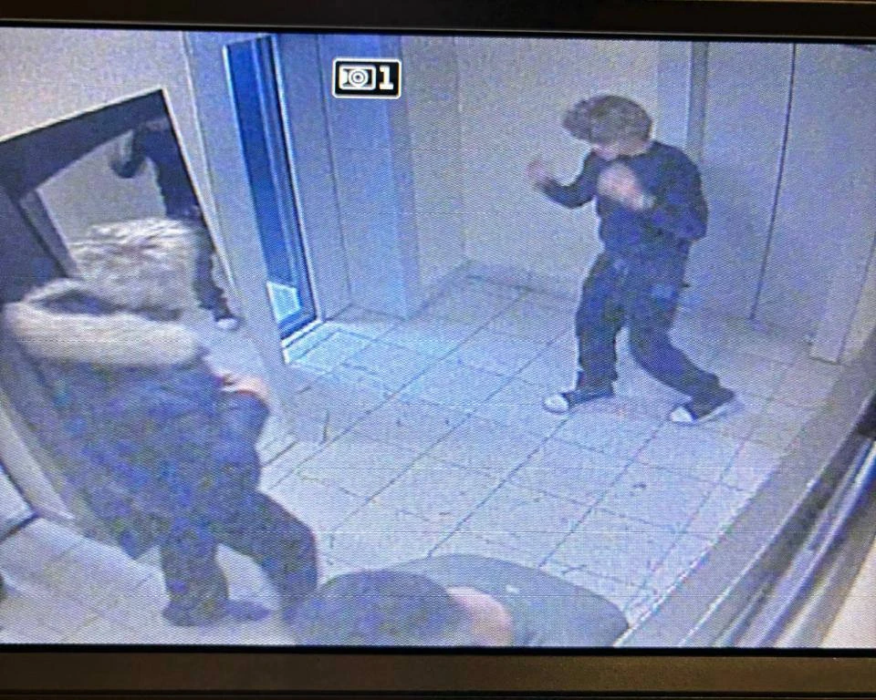 Вниманию жильцов! По адресу Лазурная, 16 группа подростков (7 человек) повредила общедо...