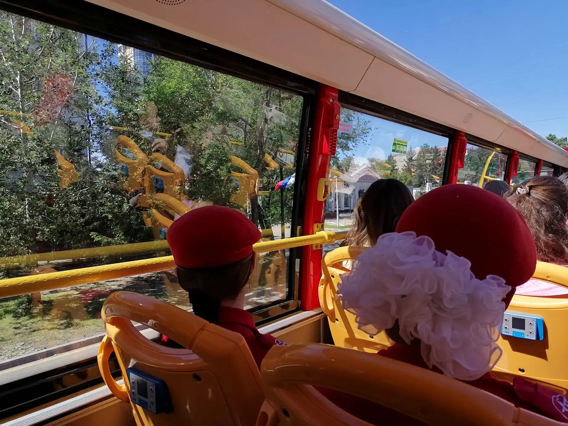 Юнармейцы на высоте: тест-драйв нового двухэтажного автобуса! 🚌✨