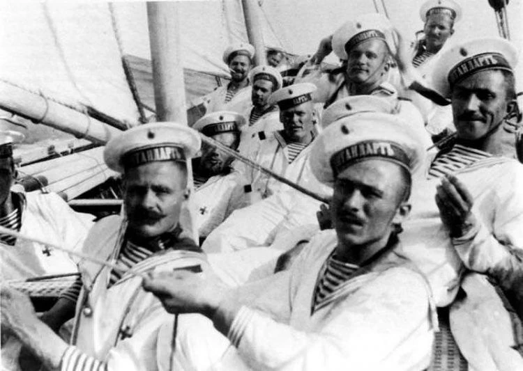 🛥 «Нас мало, но мы в тельняшках» — это выражение появилось в Великую Отечественную вой...