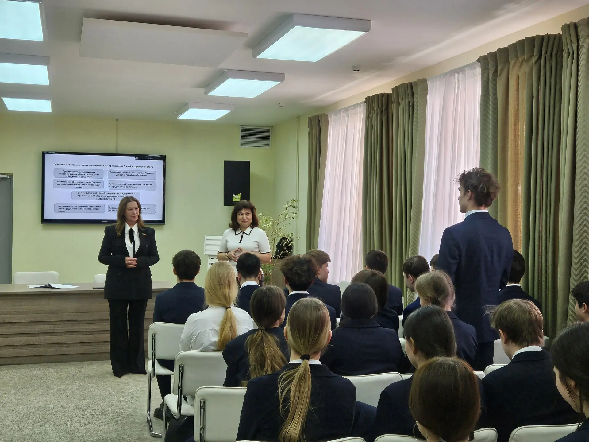 🎓 Ученики 9-ых классов Гимназии 179 приняли участие в парламентском уроке   Занятие провела депутат 