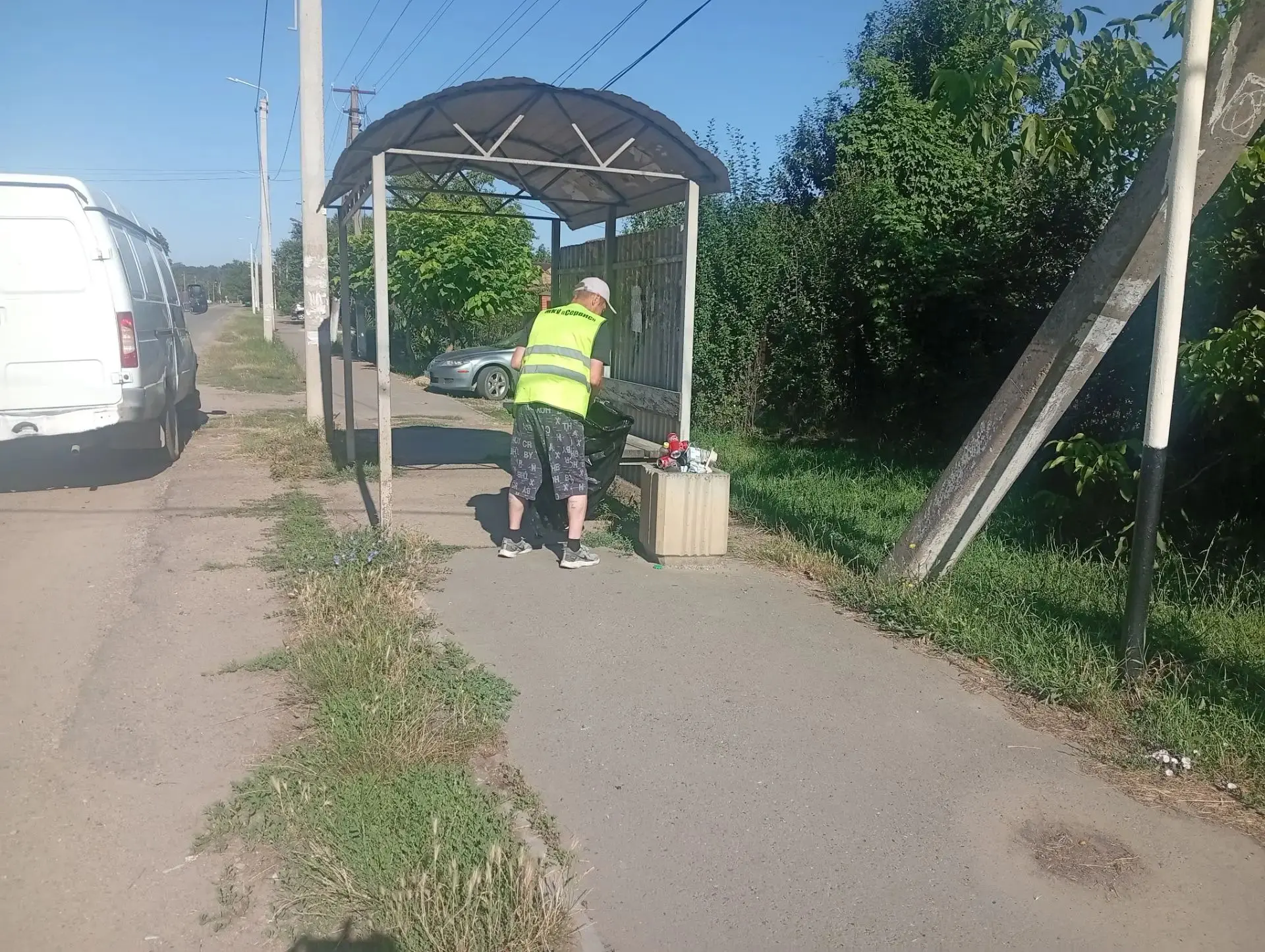 Работники МАУ "Сервис" ведут уборку на общественных местах пгт. Тлюстенхабль.