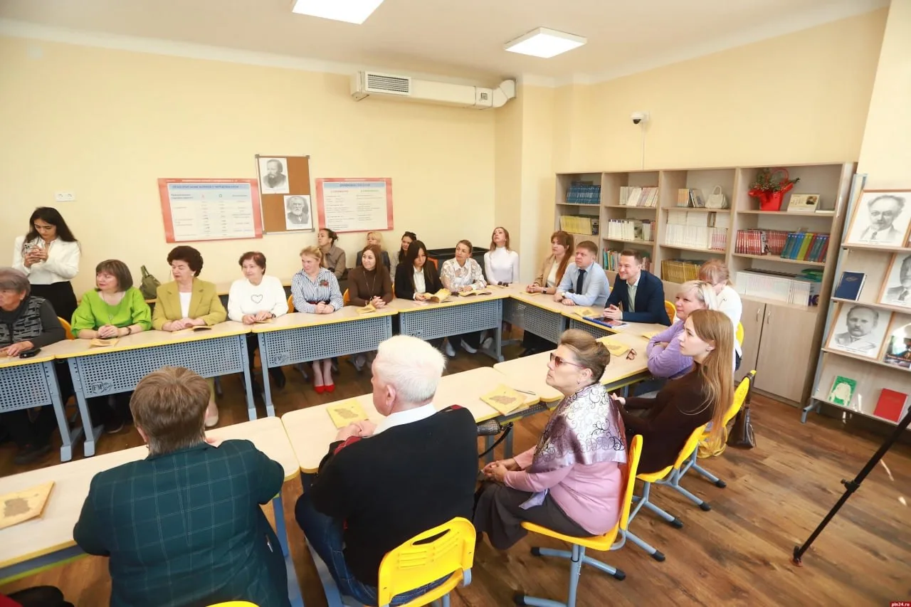 В Печорах презентовали букварь-путеводитель по Псковской области, созданный Александром...