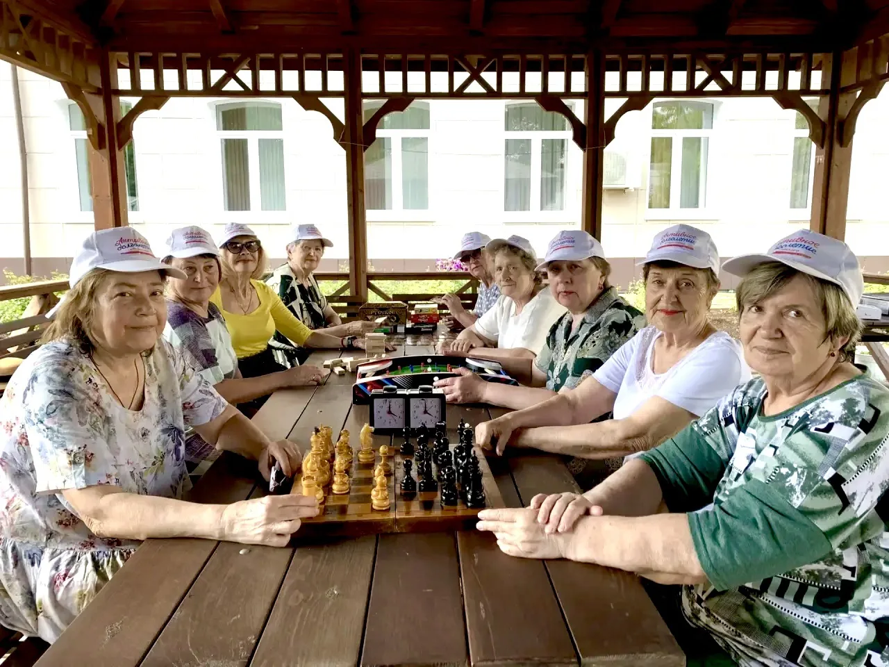 🎲 Долголеты из Озёр знают секрет идеального дня: собраться вместе, вдохнуть свежий воз...