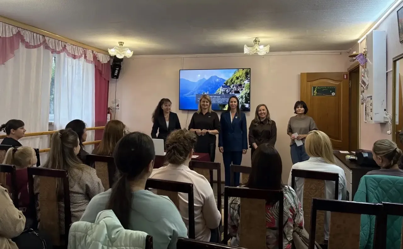 В объединениях «Школа раннего развития: учимся, играя», «Занимательный русский язык» пр...