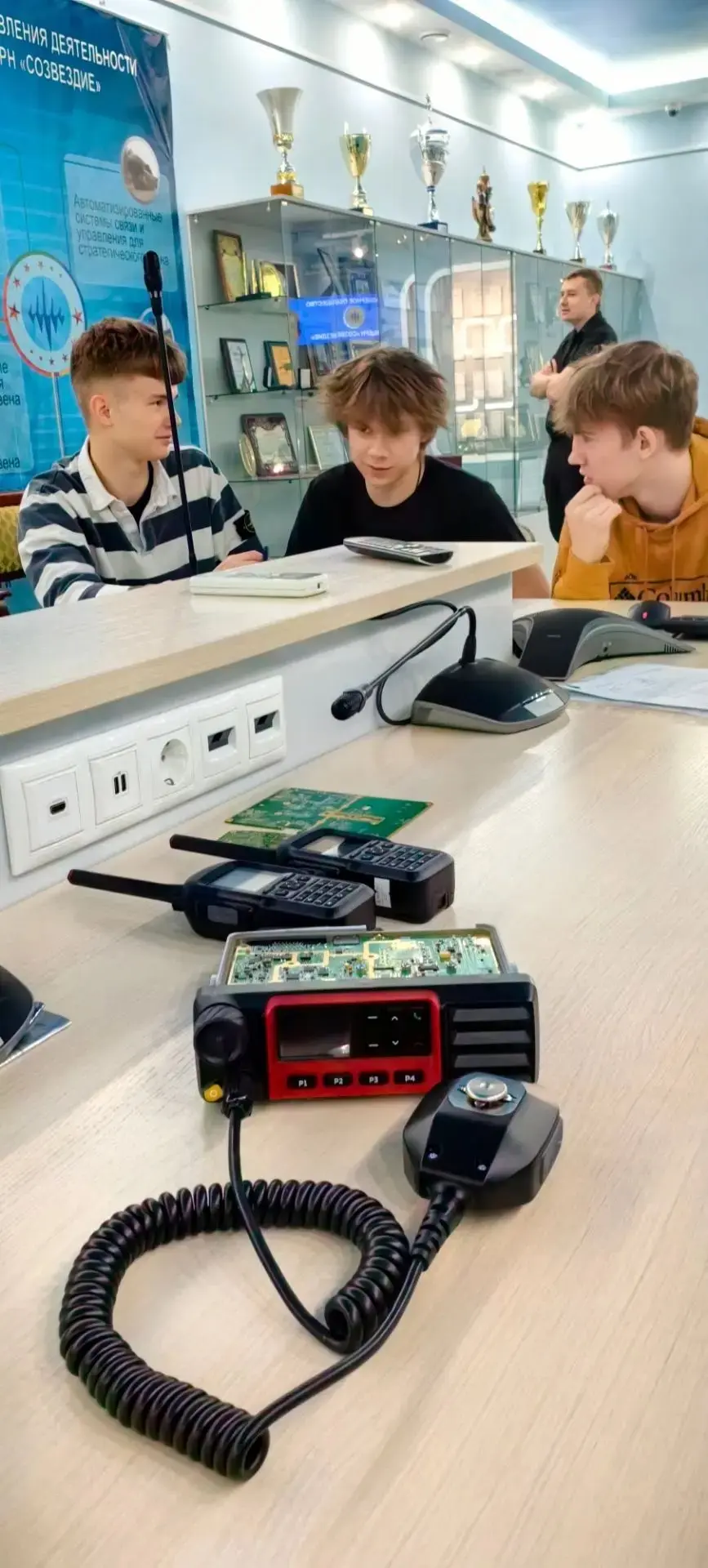 Девятиклассники побывали на экскурсии в Концерне «Созвездие» 🚀  В рамках Всероссийской профориентаци