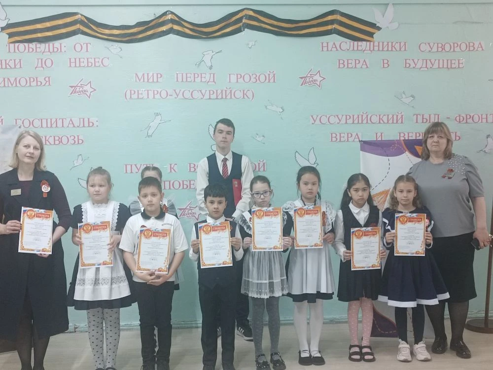 🇷🇺 С новой неделей и памятью о Великой Победе!  Начали учебную неделю с торжественной линейки, вынос