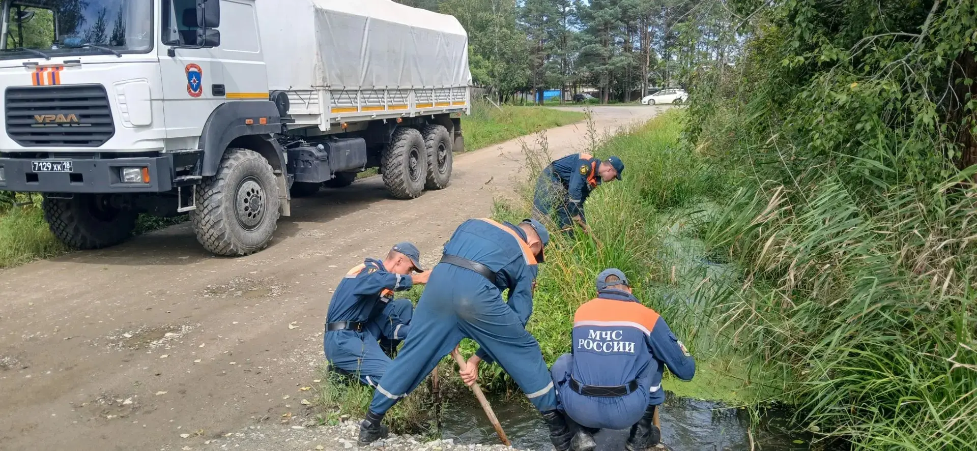 В связи с обильными осадками в отдельных низменных участках города образовались накопле...