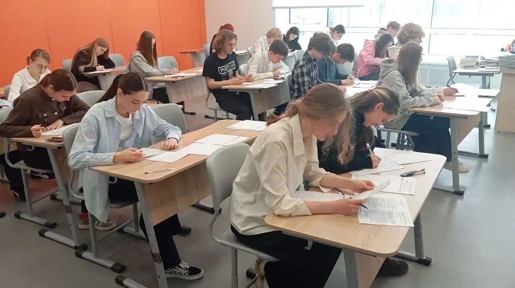 В МБОУ СОШ №2 прошёл очередной пробный ОГЭ по русскому языку Для девятиклассников нашей школы снова 
