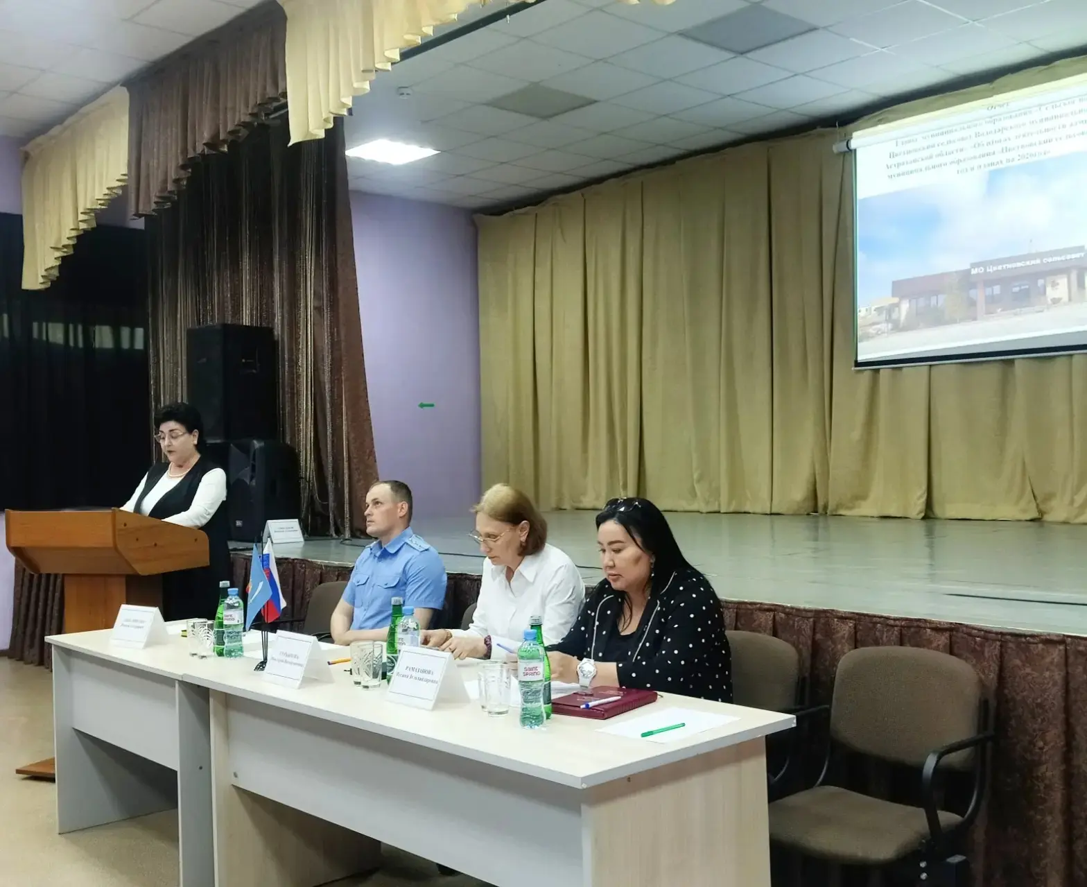 В селе Цветное состоялась встреча представителей региональной и районной власти с местными жителями 