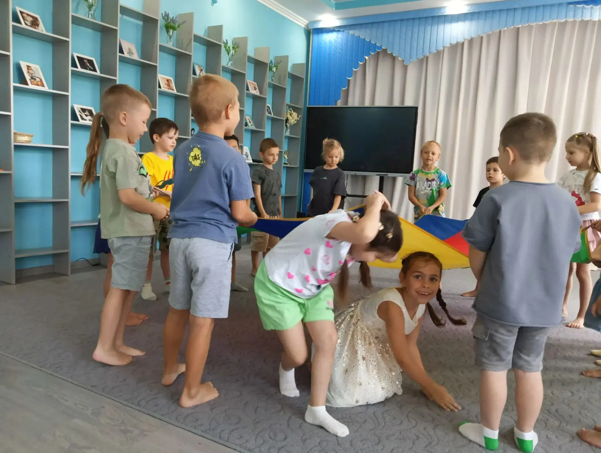 Кружок "Маскарад" в группе "Затейники". Подвижная игра "Цветной парашют". Развиваем скорость, вниман