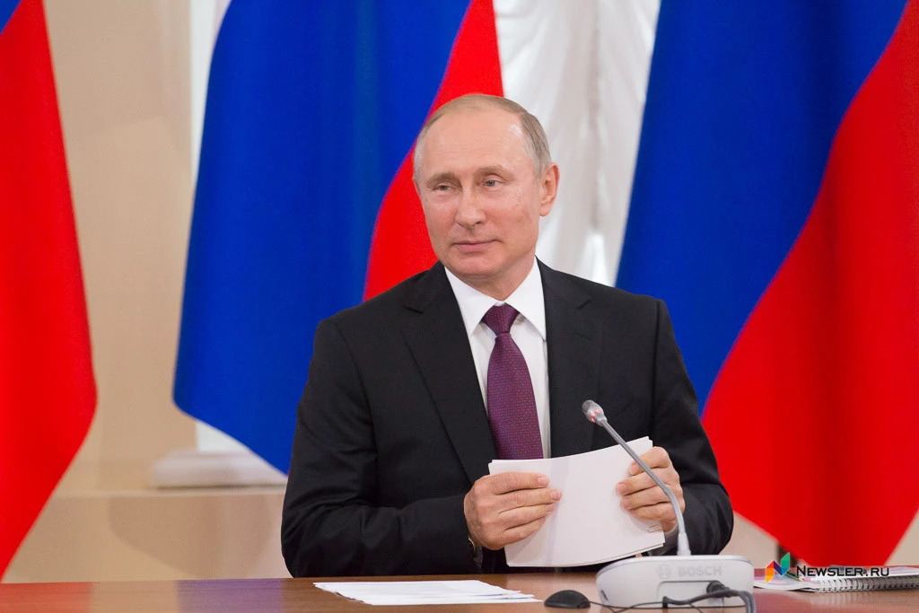 Путин наградил представителей медуниверситета, минобра и Союза женщин.