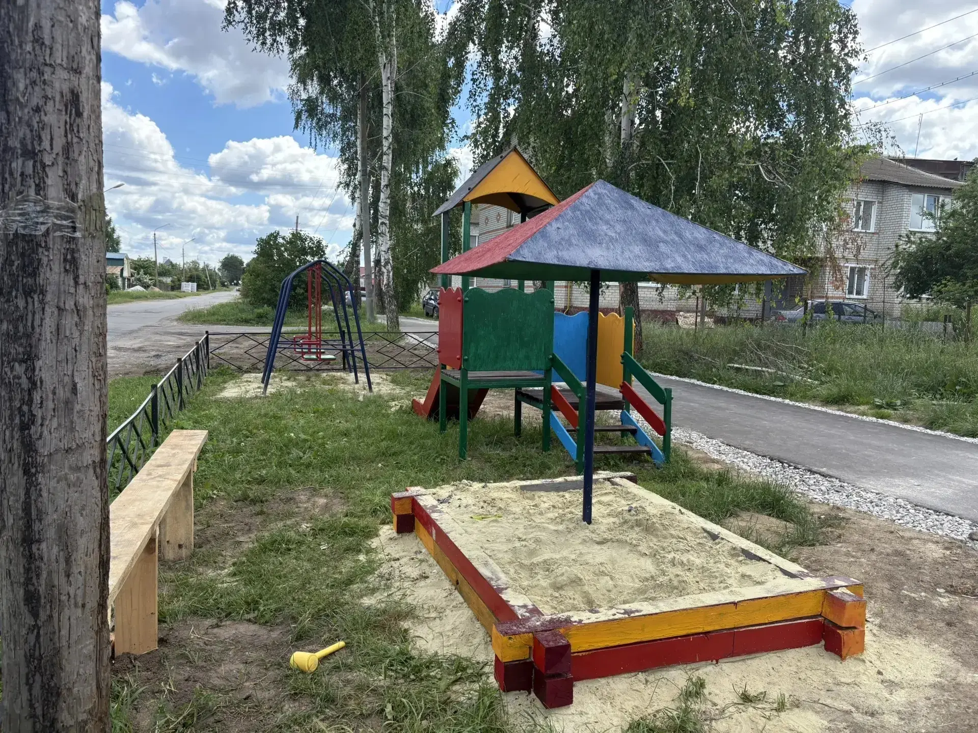 По поручению администрации Комаричского района МБУ "Комаричский коммунальник" обновил игровые площад