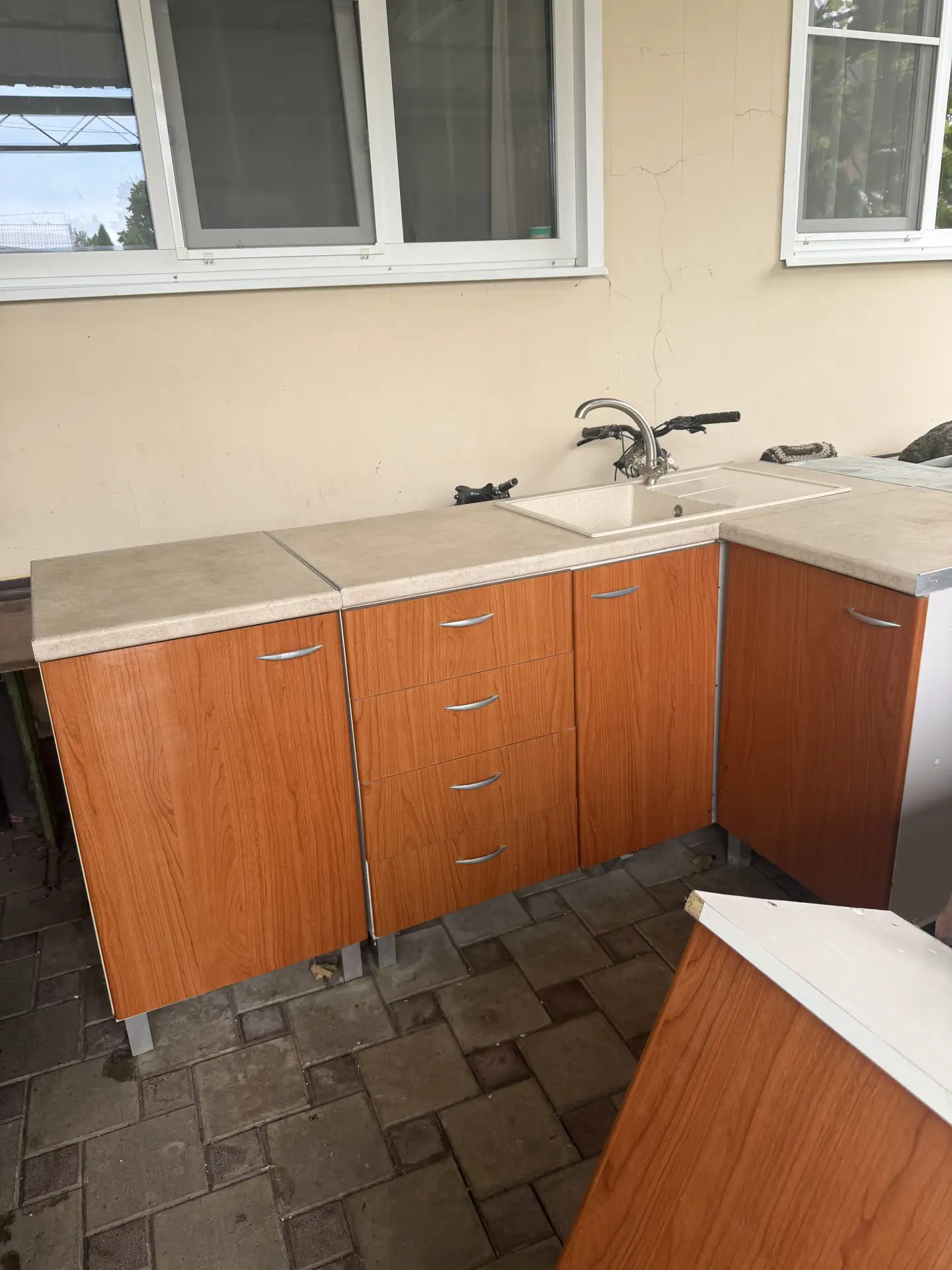 Продается кухонный гарнитур б/у , столешница и фасад из влагостойкого, прочного материа...