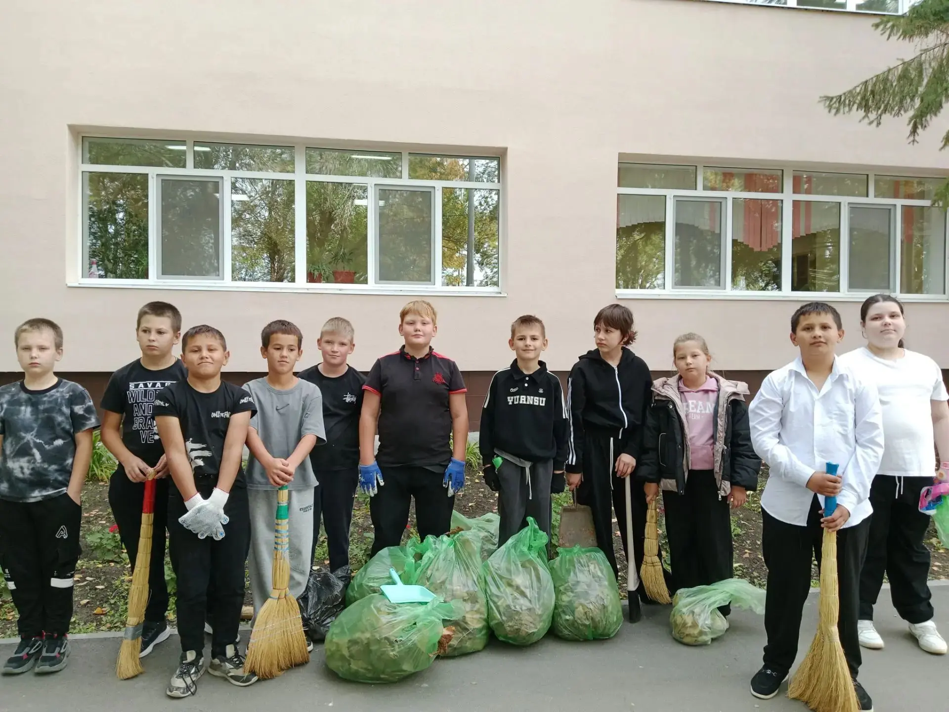 🧹Субботник в МАОУ «СОШ с. Сторожевка»: вместе сделаем чище!