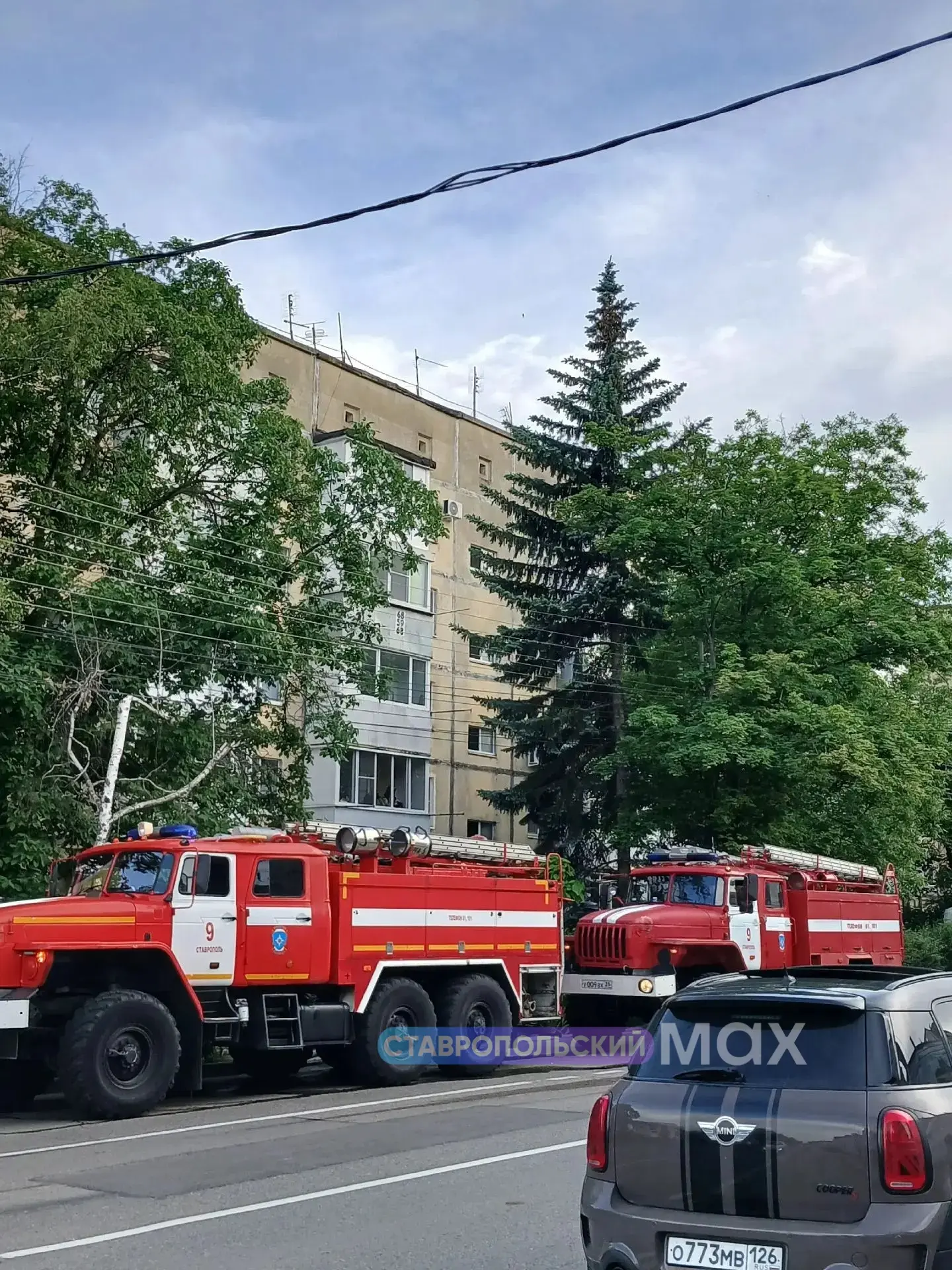 ⚡️На улице Чапаева в Ставрополе скопление пожарных машин, полиции и аварийно-спасательных служб.

Жи