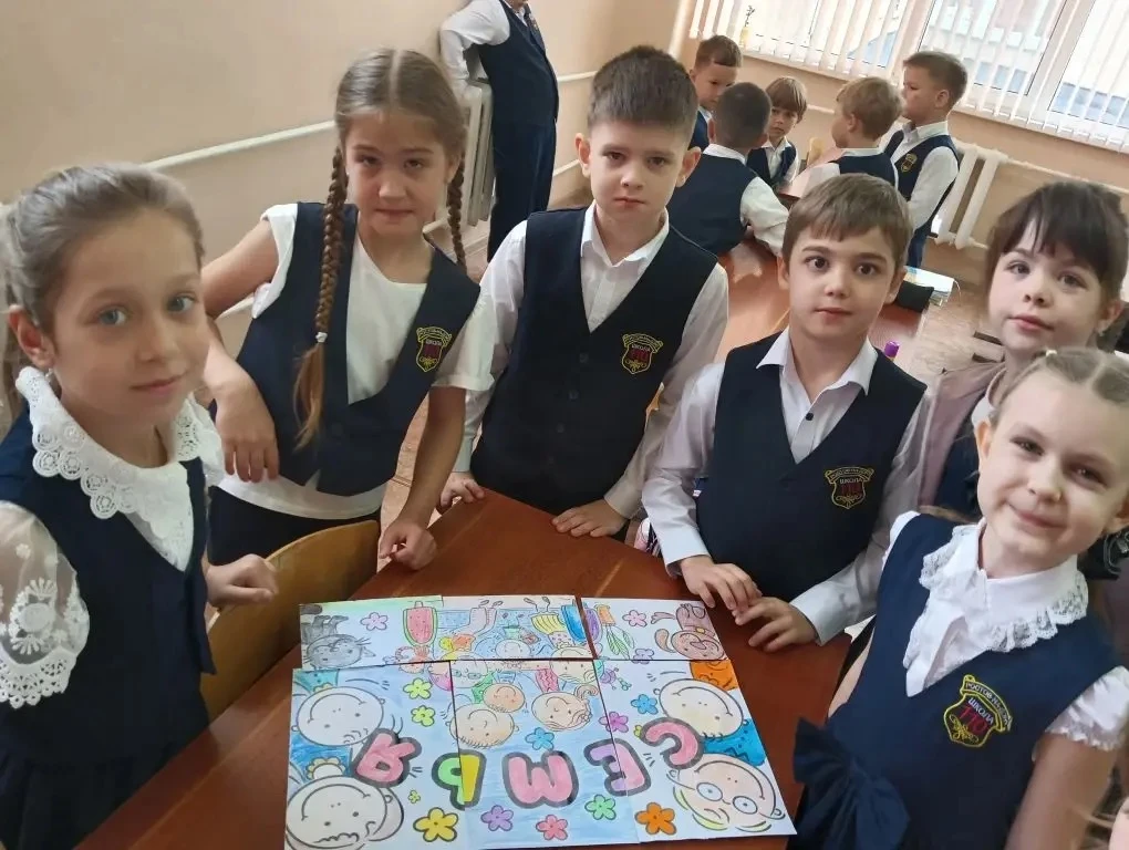 В МБОУ «Школа 110» стартовала новая учебная неделя с торжественной линейки. Юнармейцы с гордостью вы