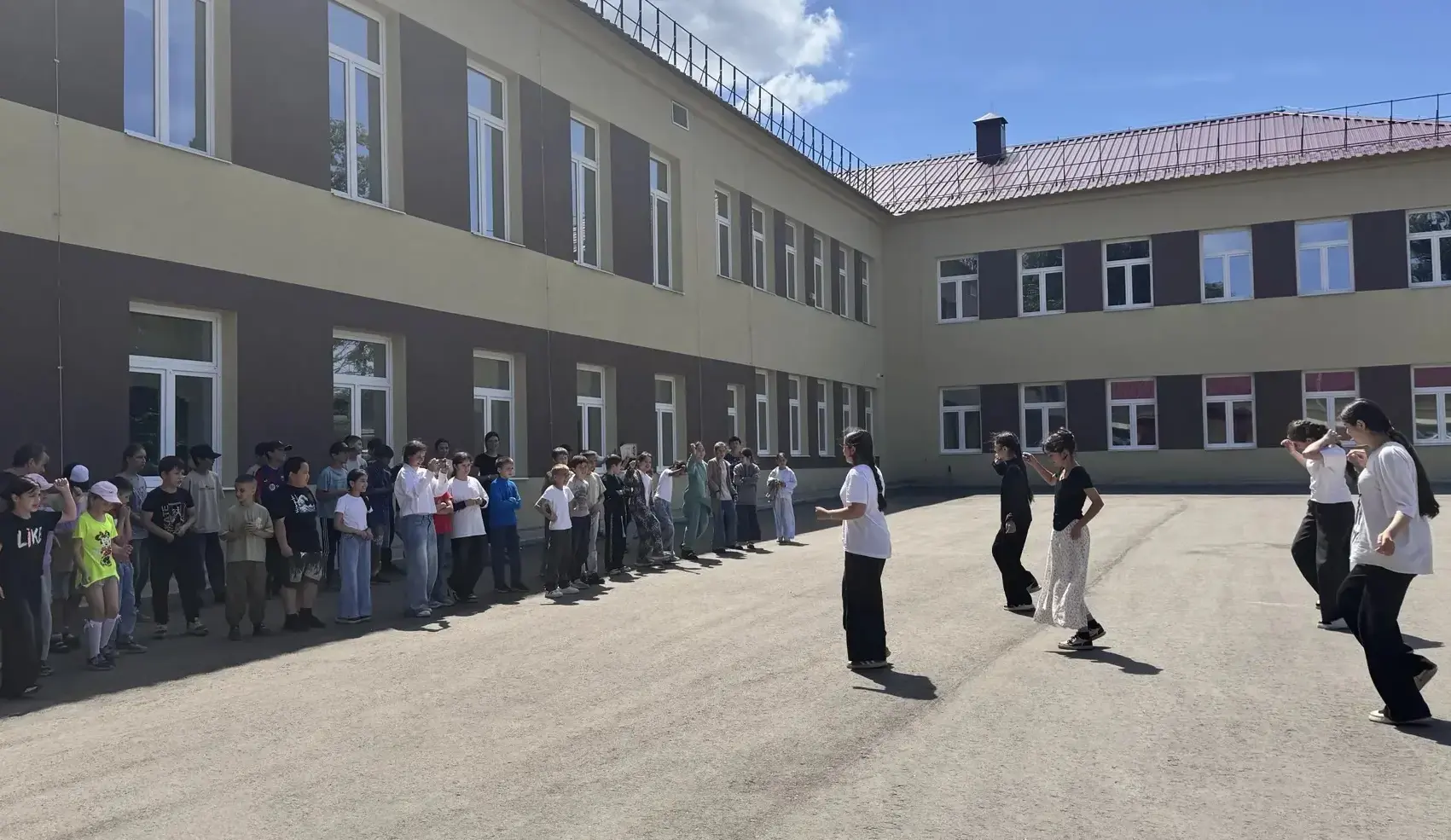 В школе завершился летний оздоровительный лагерь «Фиксики». В программе были конкурсы, игры, эстафет