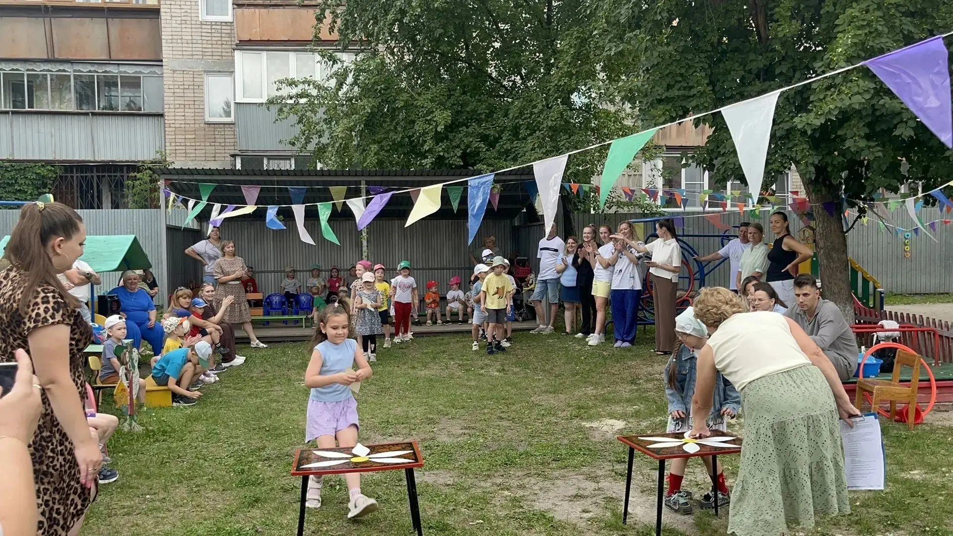 Ребята весело танцевали
Вместе отгадывали хитрые загадки
 Играли в подвижные игры и эстафеты.