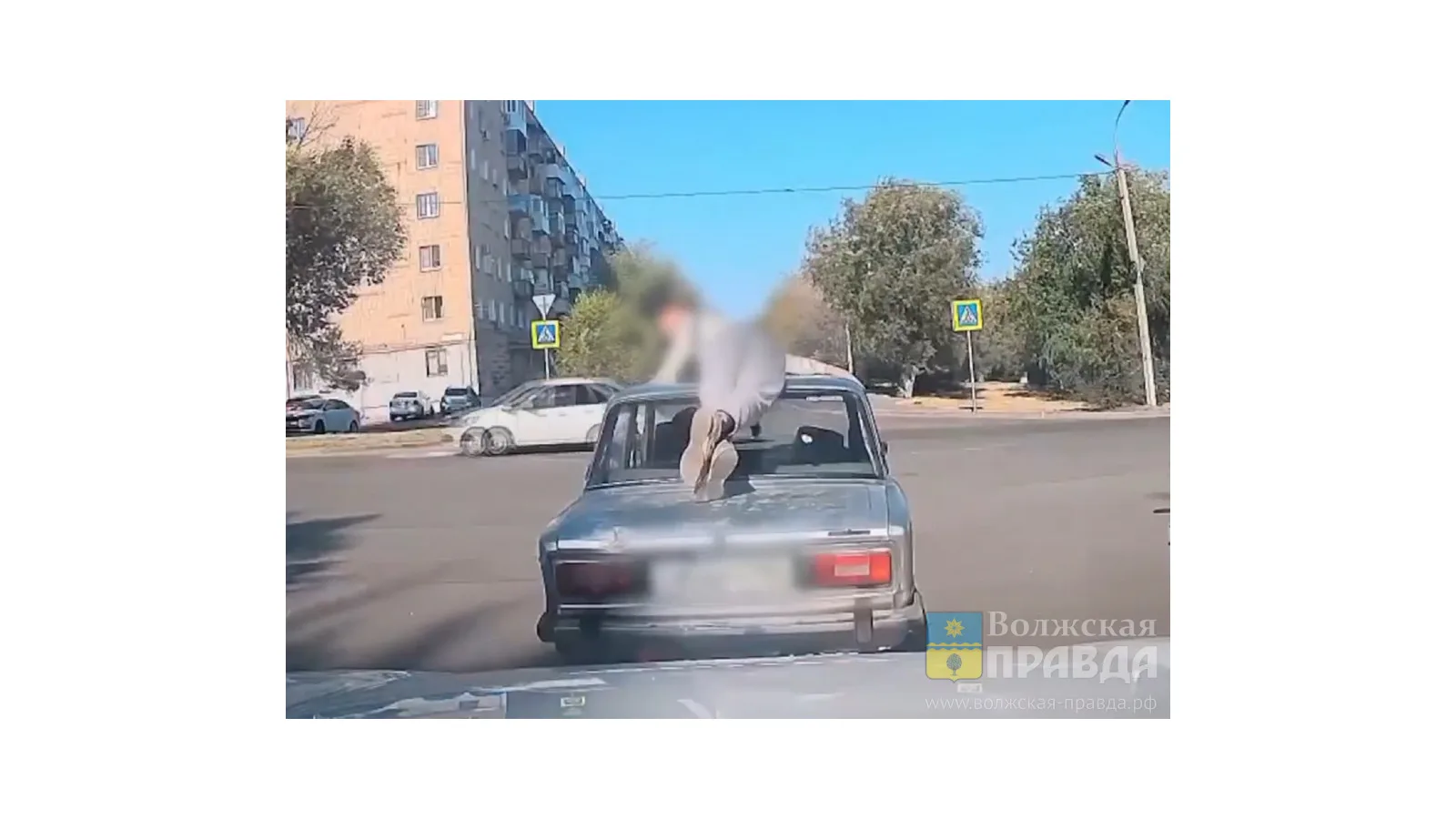 Лежал, скрестив ноги: госавтоинспекторы задержали волгоградца, катавшего пассажира на к...