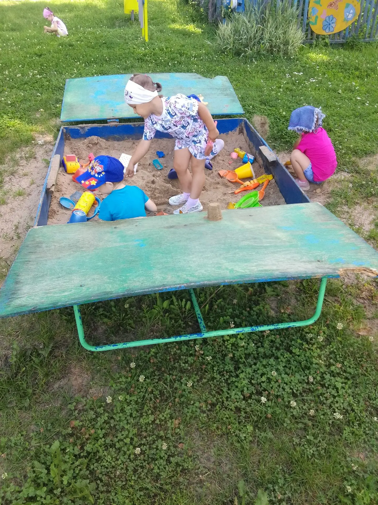 Мы в песочнице сидим,