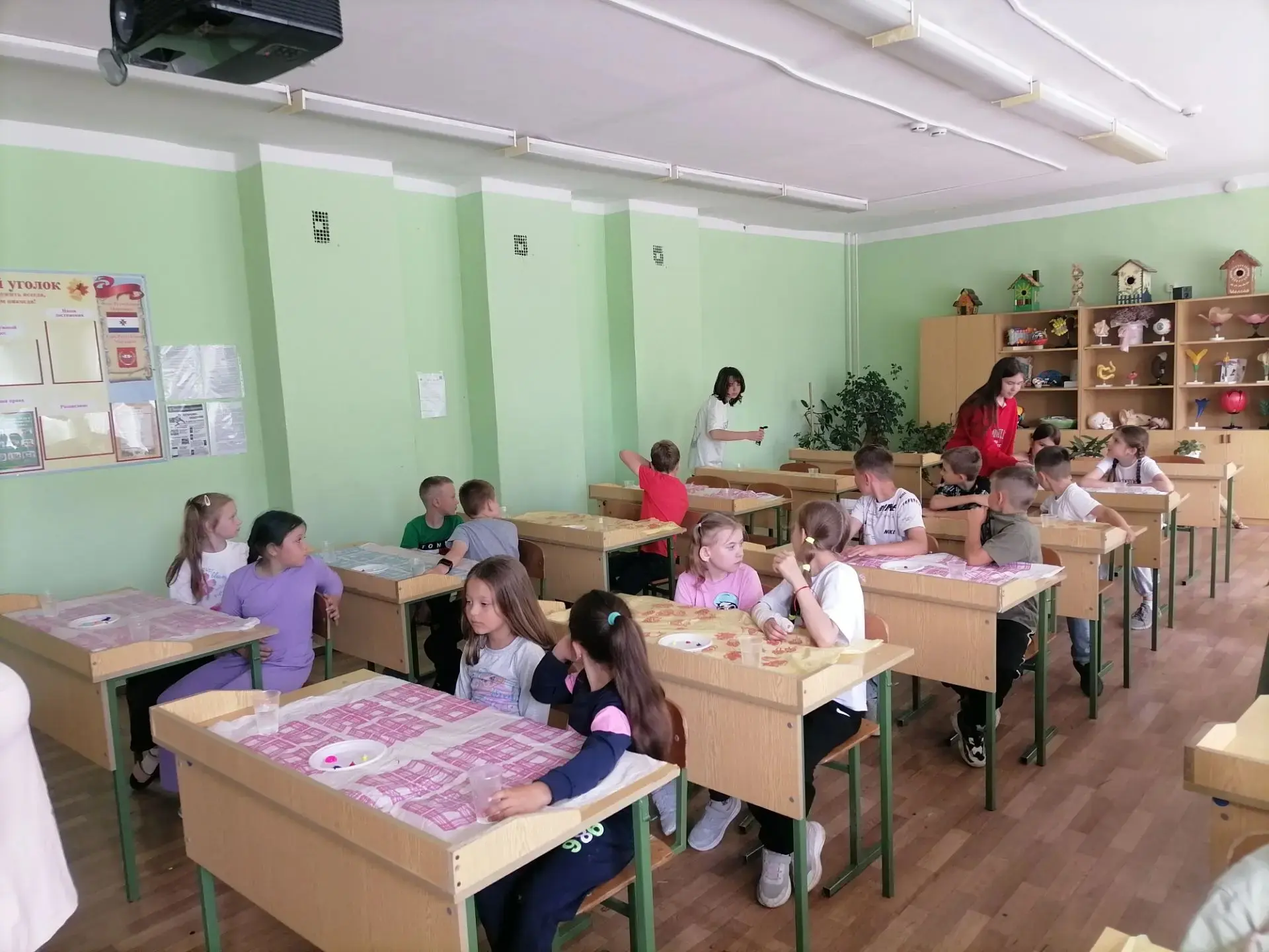 🎨🖍️В пришкольном лагере «Эколандия» прошел творческий мастер-класс по росписи свистулек, организов