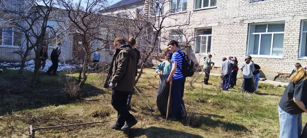 Трудовой десант в школе и акция уборка памятника, в честь войнов погибших в Великой Оте...
