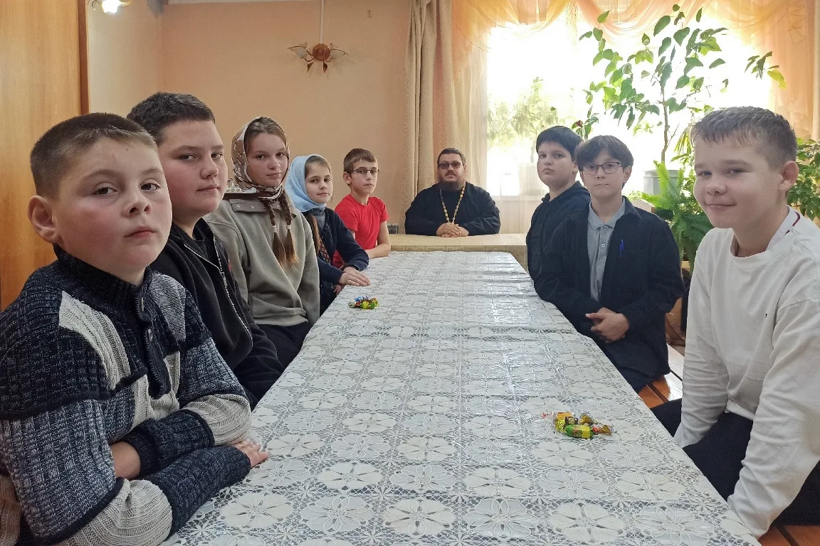 📸 Не одно десятилетие воскресная школа учит ребят добру​