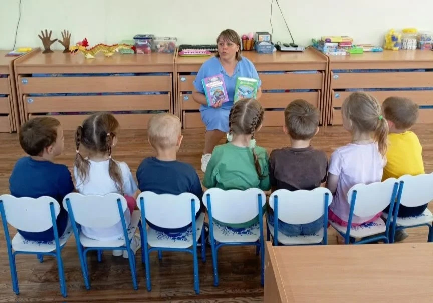Сегодня в нашем детском саду прошёл тематический день "День книжек-малышек"
Дети старшей группы погр