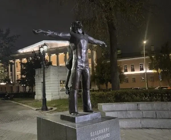 🌳 Памятник Высоцкому открыли более 30 лет назад