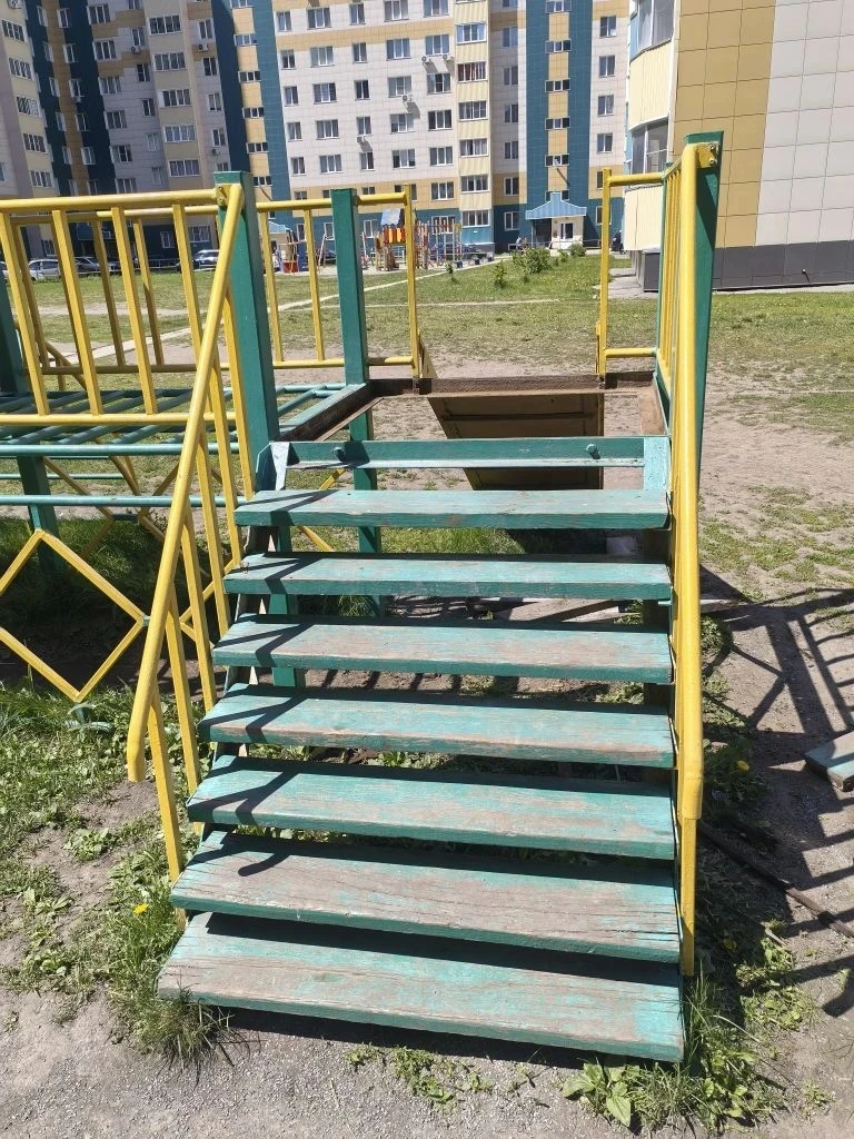 🎠 Безопасность на детской площадке: весело и без травм!🤸‍♀️

Главные правила при игре:
🪢 Качели: 