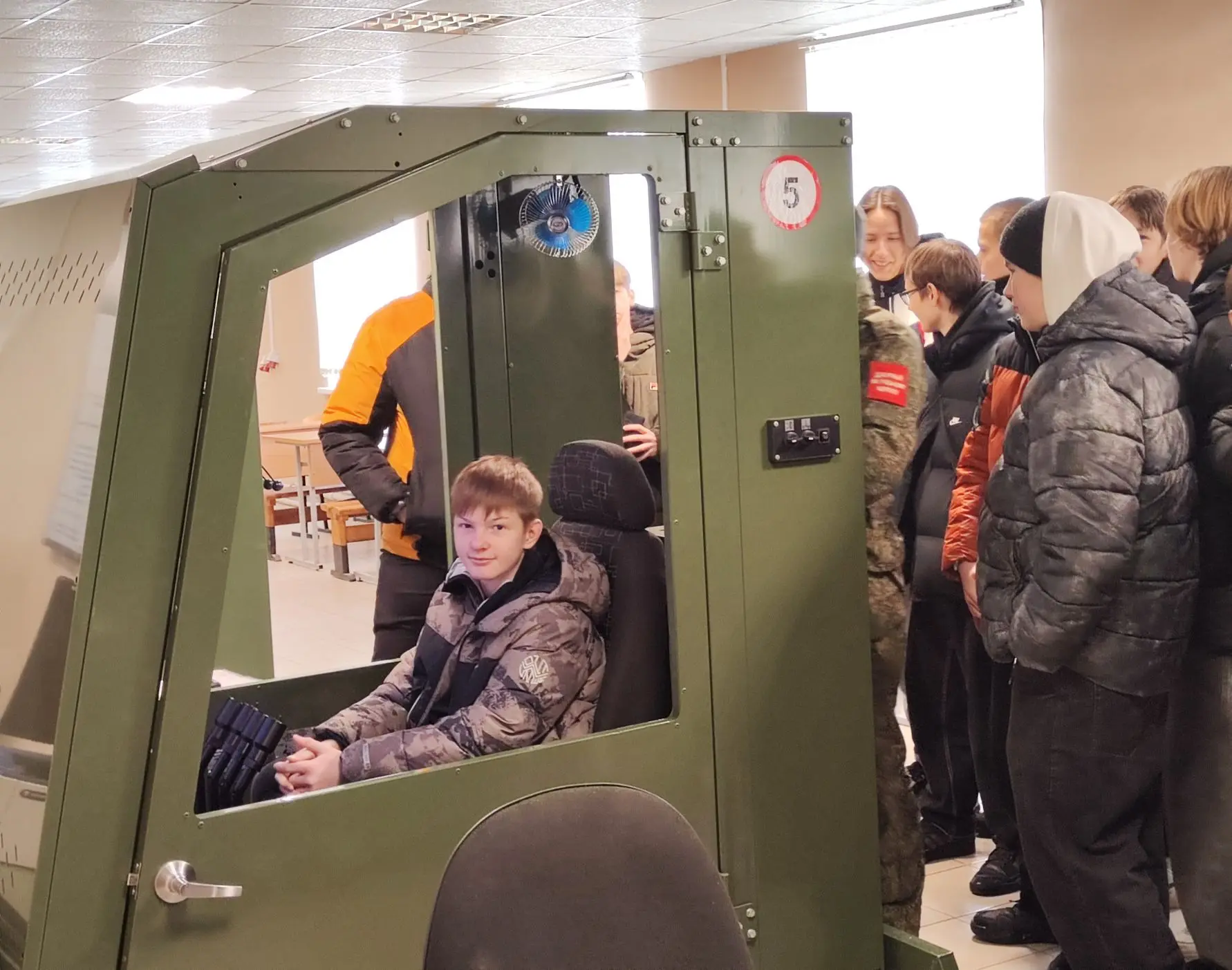 20 февраля, в преддверии Дня защитника Отечества, обучающиеся 9Б и 9Г классов в сопровождении классн