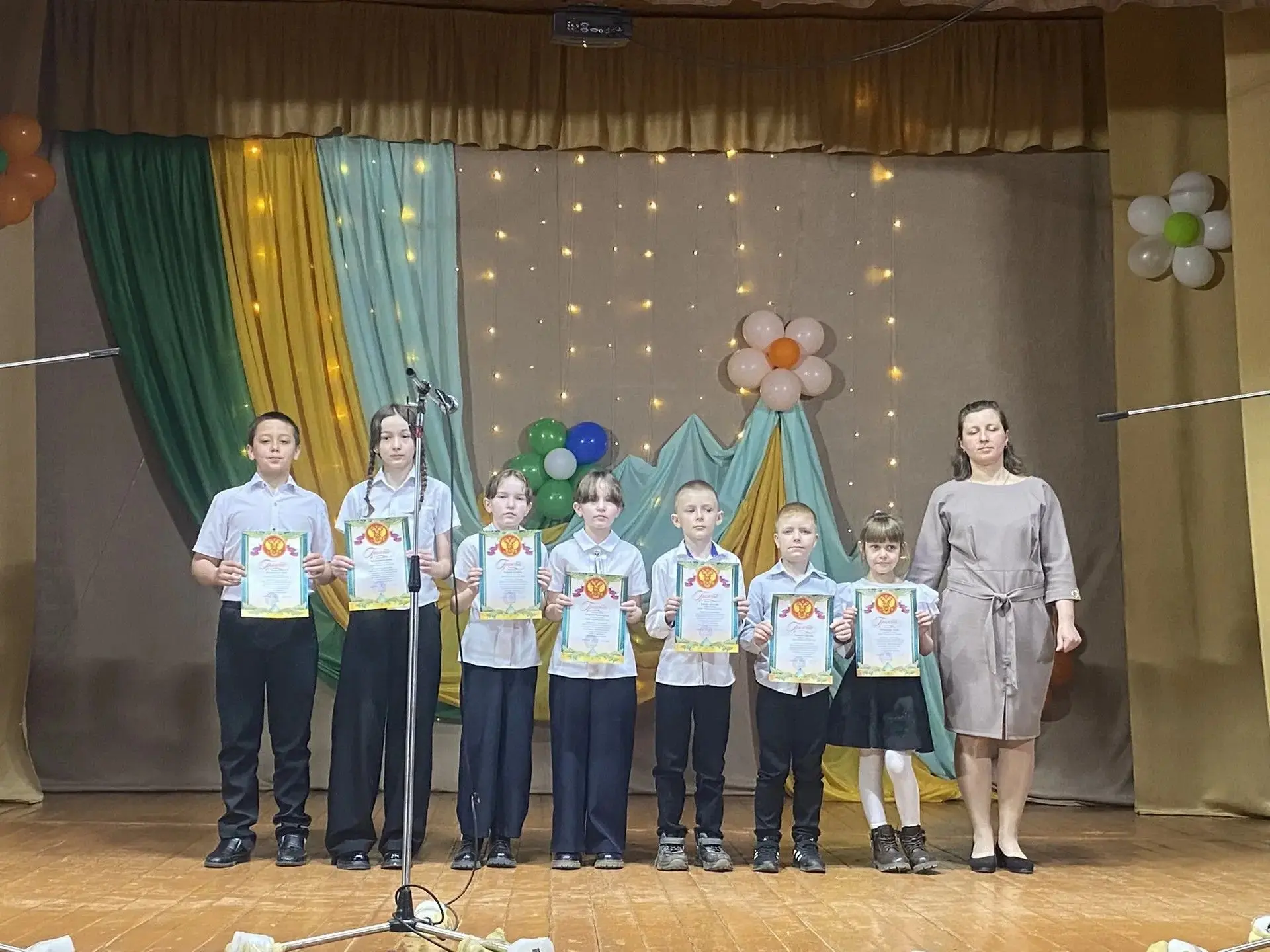 «Еще один год»: как мы собрали все точки успеха в одну
Сегодня в нашей школе прошёл ежегодный публич