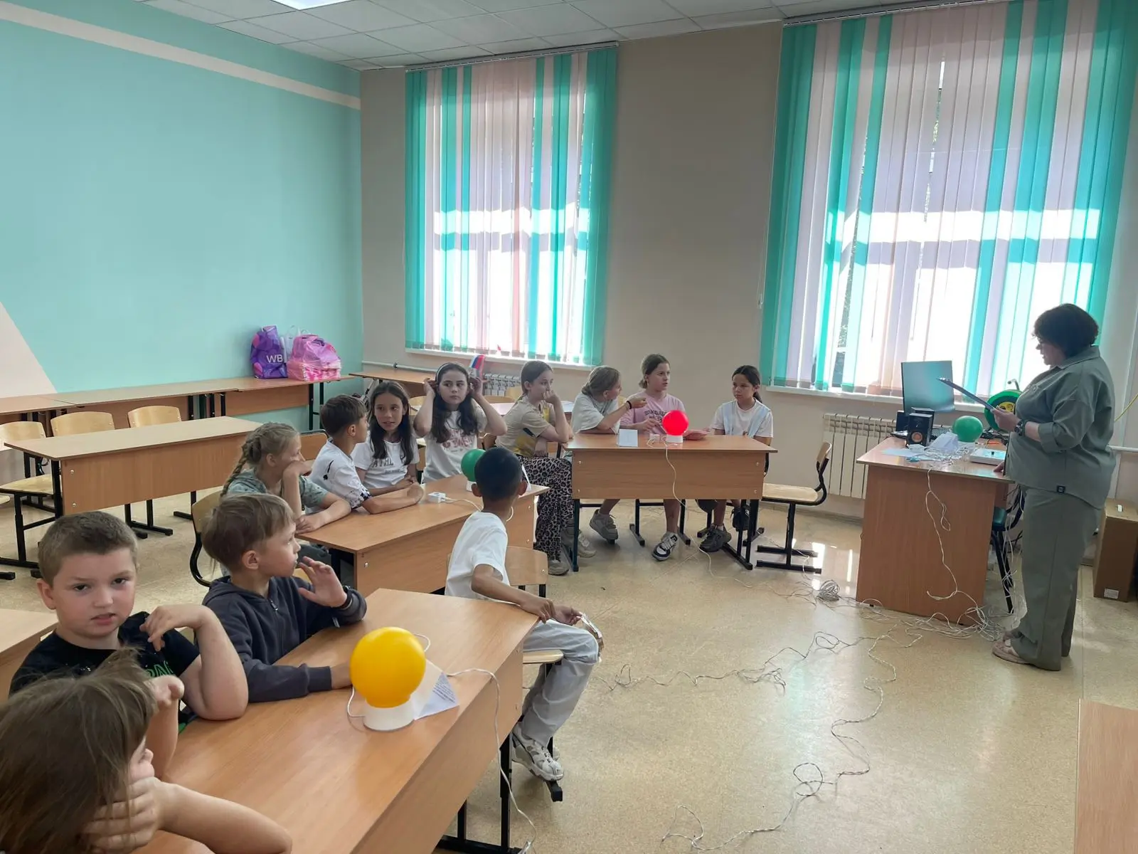 ✨ Яркий, музыкальный и интеллектуальный день в пришкольном лагере ✨
Сегодня, 15 июня, у наших ребят 