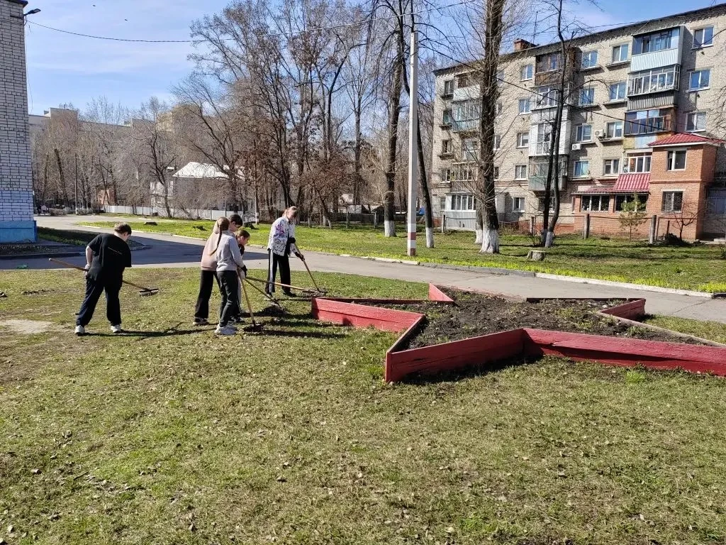 🧹 Субботник — дело доброе и нужное!  Второй день в 1 и 2 корпусе нашей школы все дружно выходят  на 
