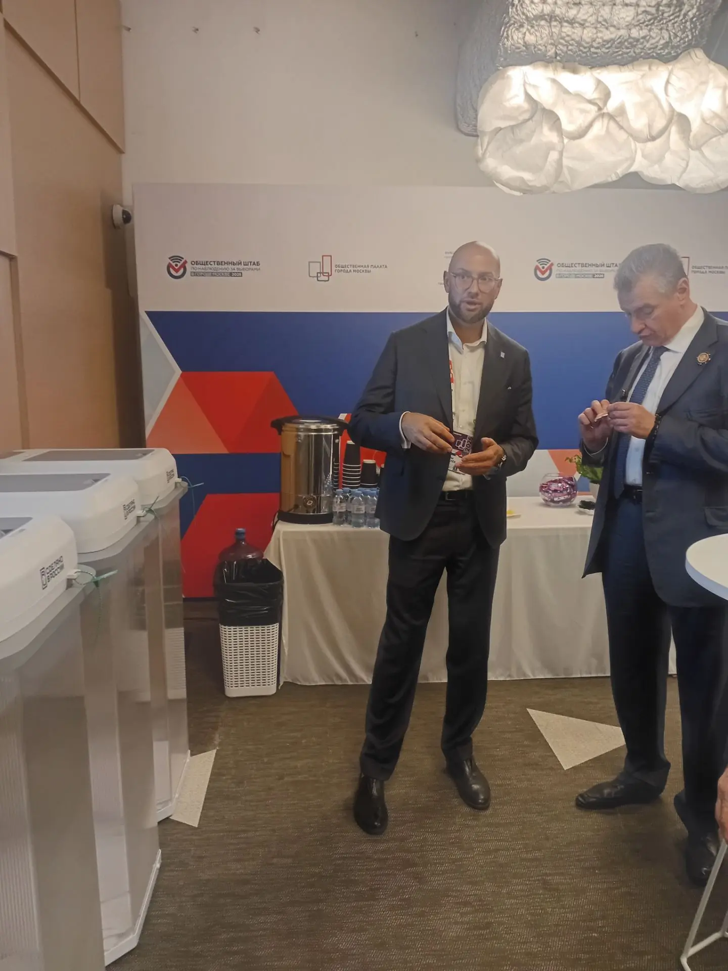Встретили в штабе наблюдения партийного лидера.