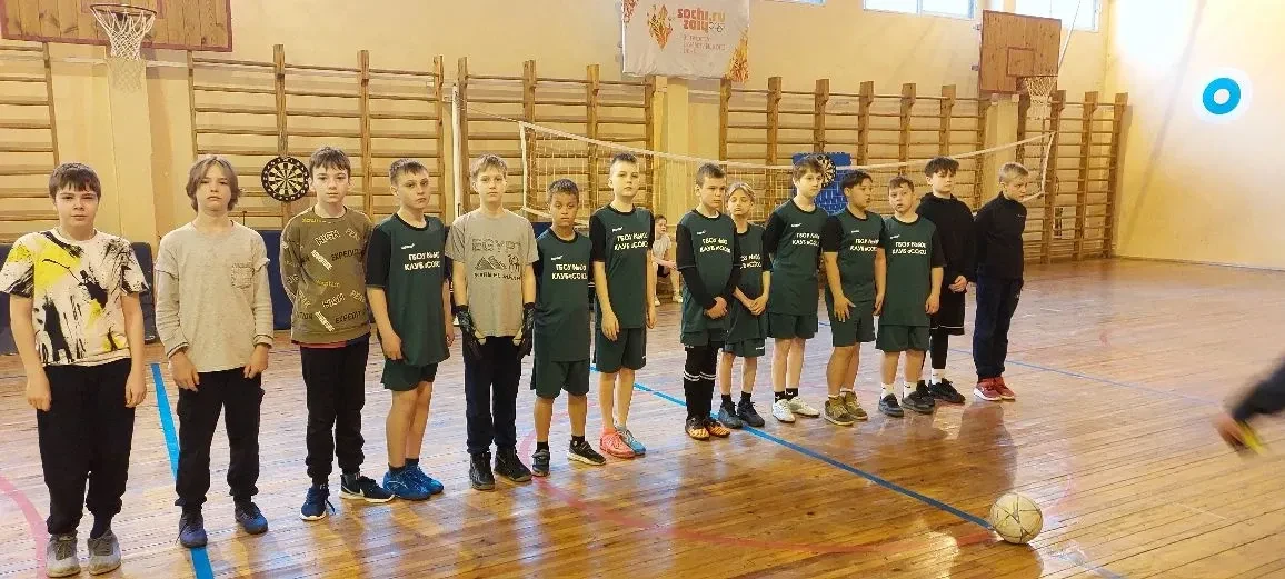 Сегодня в спортивном зале школы №683 прошла товарищеская встреча по футболу между сборными  600,683,