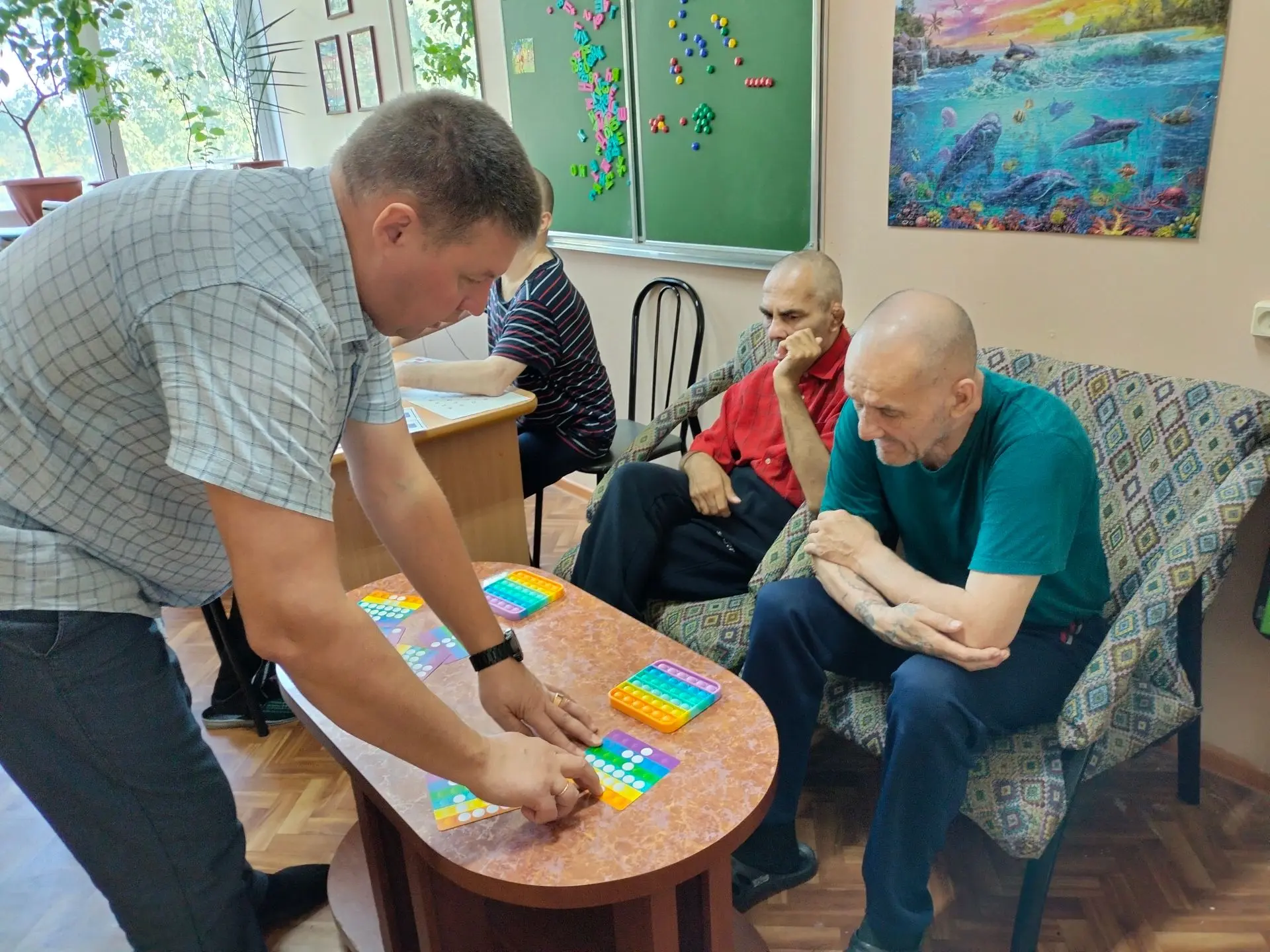 Психолог учреждения провел практическое занятие по нейробике с гражданами старшего возр...