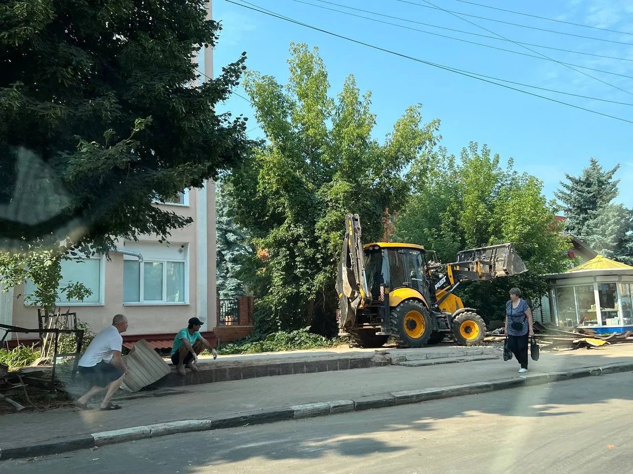В Орле сносят остановочный павильон на 1-й Посадской