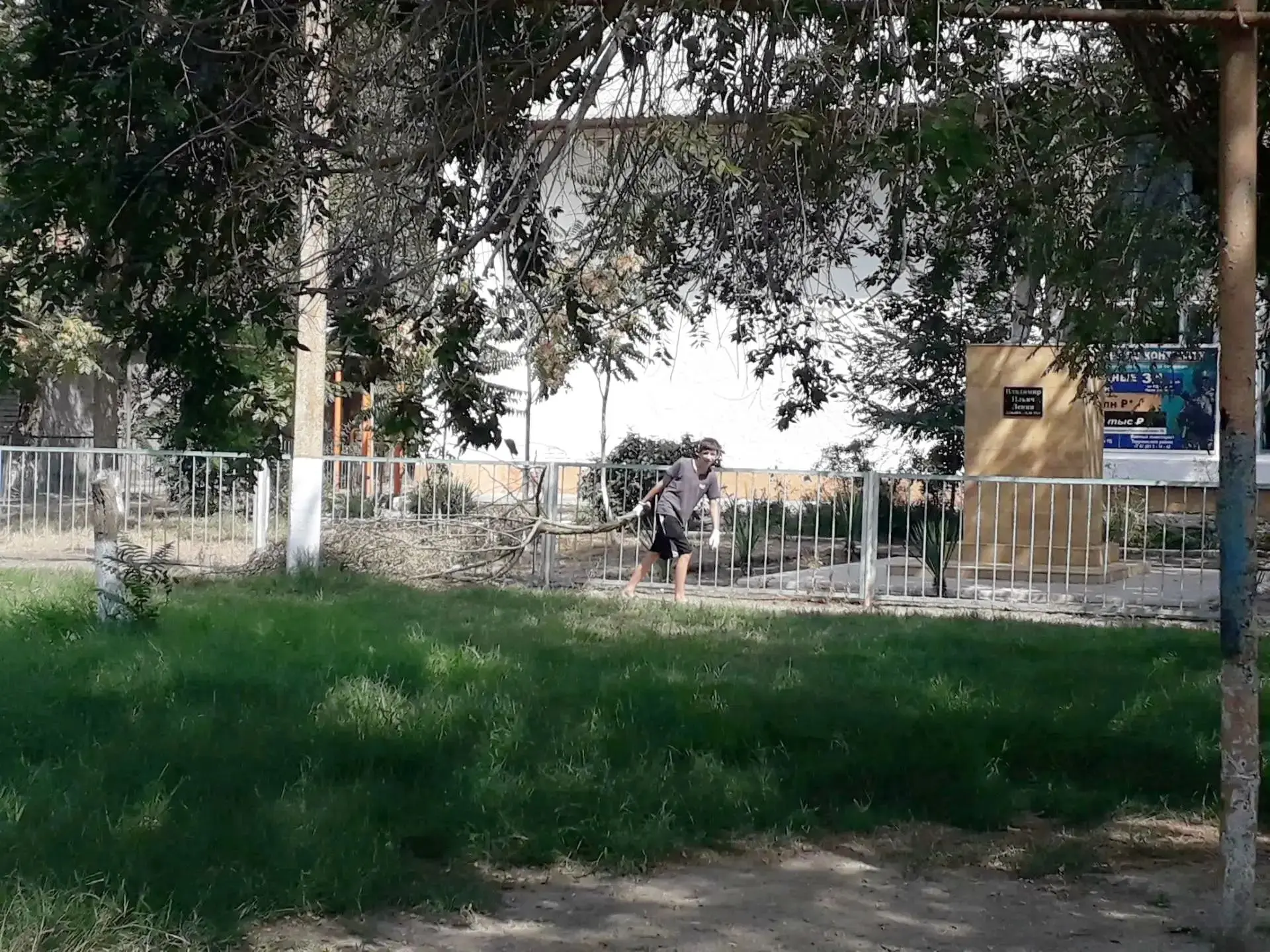 На центральной площади села Коктюбей стало светлее и просторнее: учащиеся 9 класса, в р...