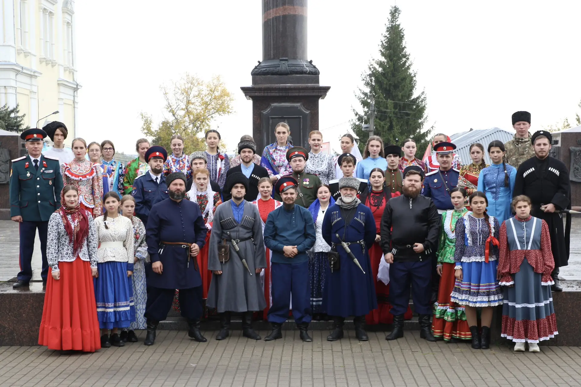 День участников VII Всероссийского слета казачьей молодежи начался с путешествия в Елец...