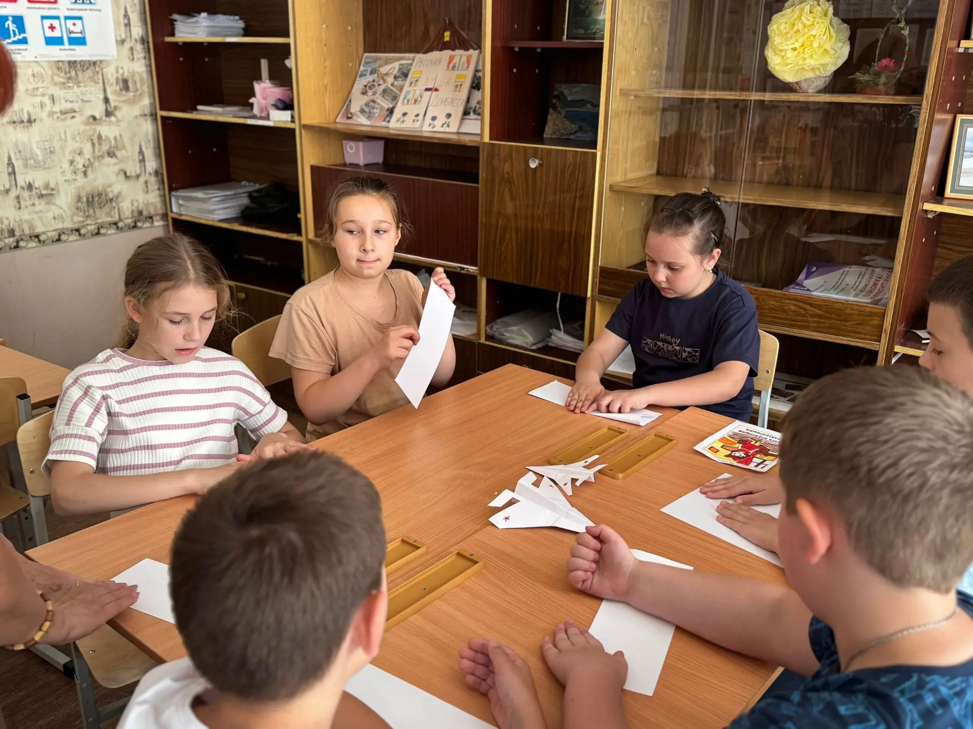 Полетели навстречу творчеству! В кружке «Сувенир» на пришкольной площадке «Алые паруса»...